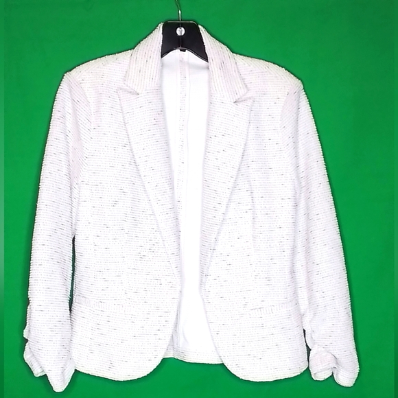Amanda + Chelsea Jackets & Blazers - AMANDA + CHELSEA WHITE BLACK TEXTURED SCRUNCHED SLEEVE POINTE